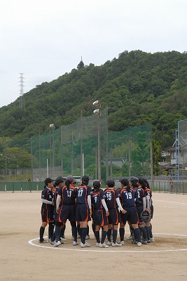 試合前にマウンドで集合
