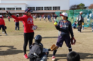 写真：参加者にアドバイスするコーチ