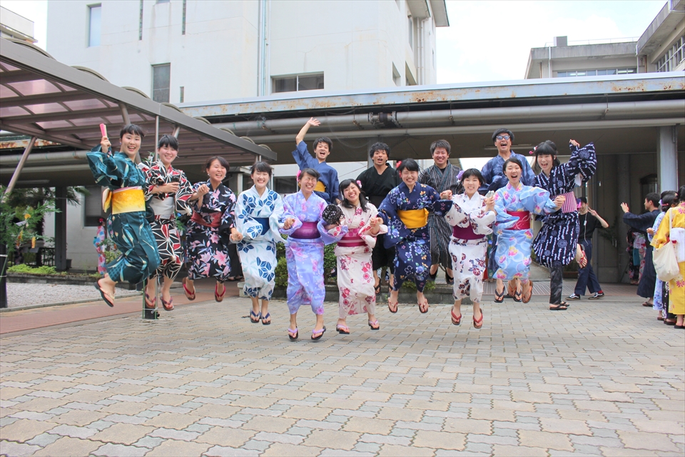 写真：浴衣を着たままジャンプしてはしゃぐ大勢の学生
