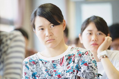 写真：熱心に講演を聞く女子学生