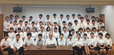 写真：講話をしてくださった講師の先生と全員で記念撮影