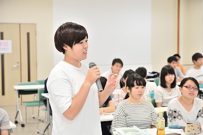 写真：集中講義のお礼としめをする学生代表1名