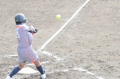 写真：先制のタイムリーを放った荻野さんのバッティングフォーム。とらえる瞬間