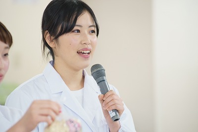 写真：栄養教育担当の学生の熱心な発表