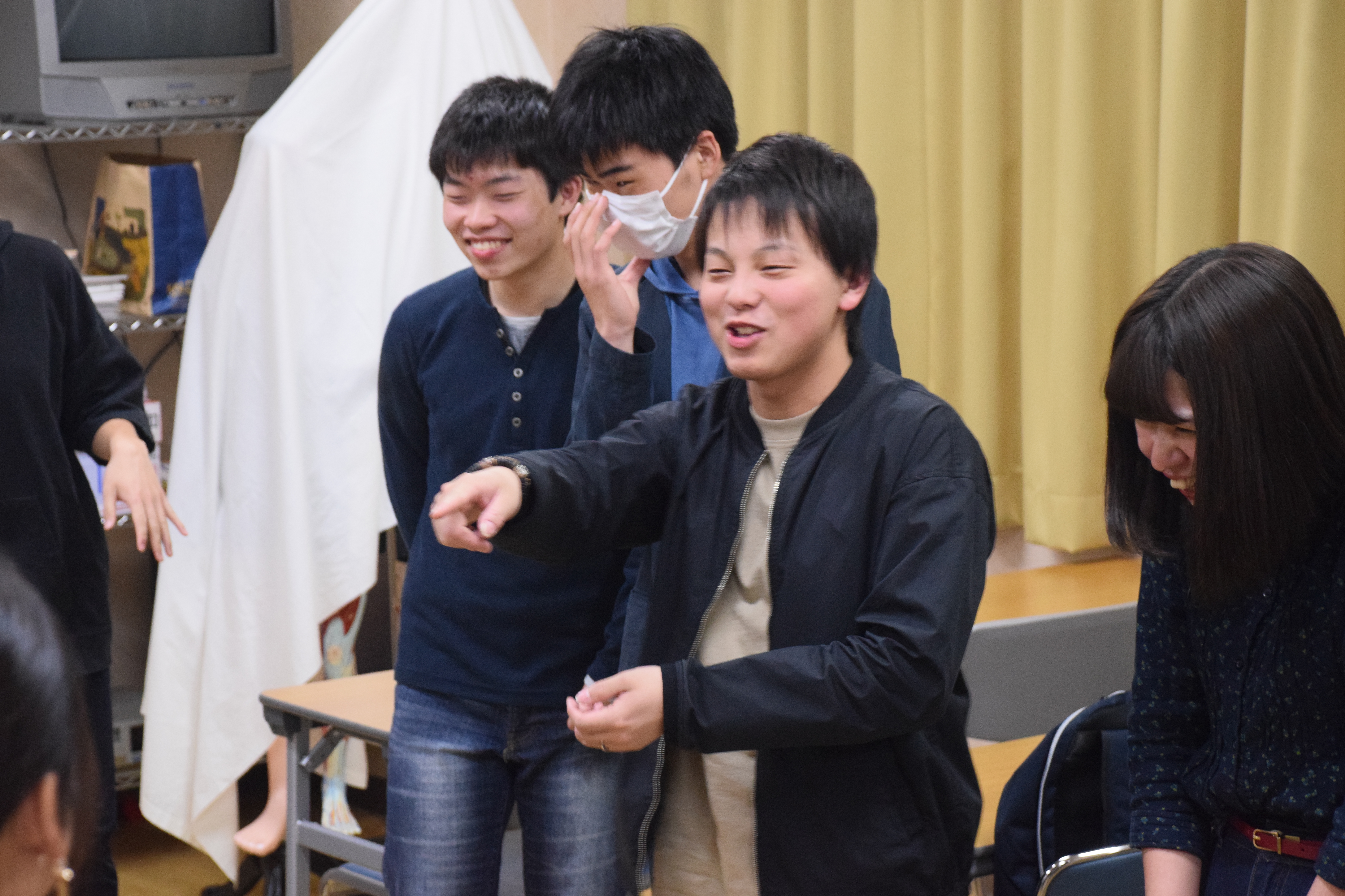交流ゲームを楽しむ学生