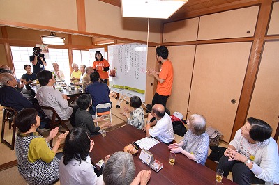 地域のお年寄りとレクリエーションをする学生たち
