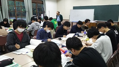 社会福祉学科の学生が勉強している様子