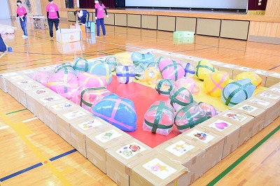 体育館で遊ぶ様子