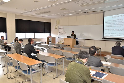写真：公聴会の会場。壇上で発表する学生と聴講する教員