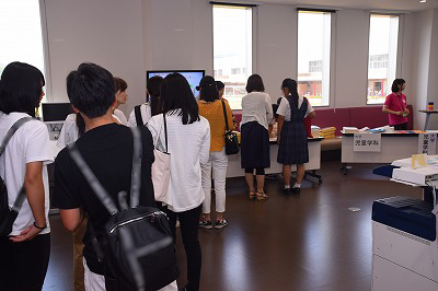 写真：受付での様子
