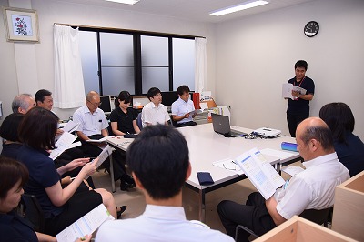 写真：養成講座を熱心に受講する社員さんと講師の藤原さん