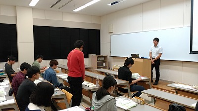 写真：質問をする学生