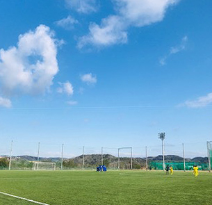 写真：試合開始前、円陣を組む選手