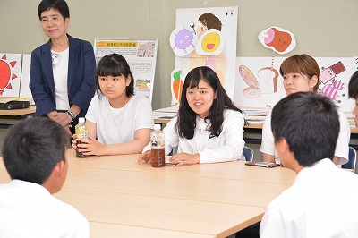 説明をする学生