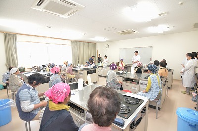 写真：高齢者の胃にやさしい調理法講座に集まった受講者のみなさん。
