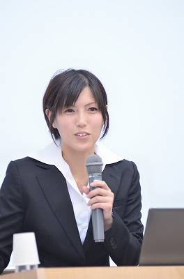 写真：熱心に話をする先輩社会福祉士