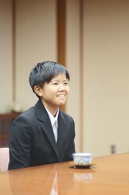 写真：競技や意気込みなどに対する質問に答える比嘉さん