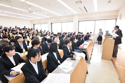 写真：講評を伝える学科長