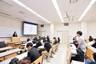 写真：卒業研究の発表会の様子。発表者に質問をする下級生