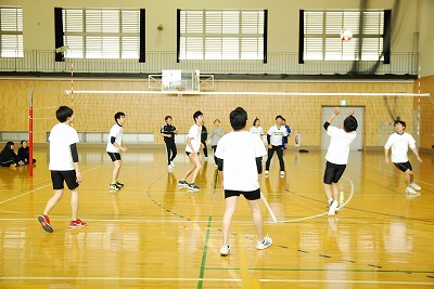 写真：バレーボールで戦う学生たち