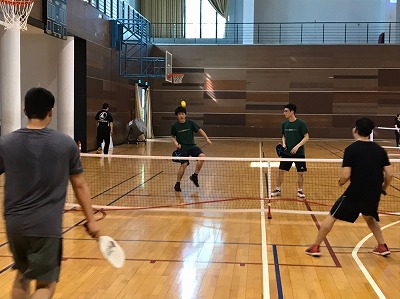 写真：台湾遠征の様子。ピックルボールの対戦の様子