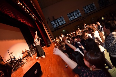 写真:バンドの演奏の様子。横から撮影。
