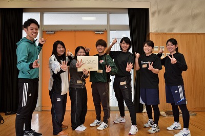 写真：コザ高校出身者7名