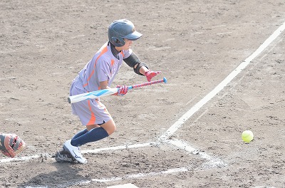 写真：送りバントを決める本田さん