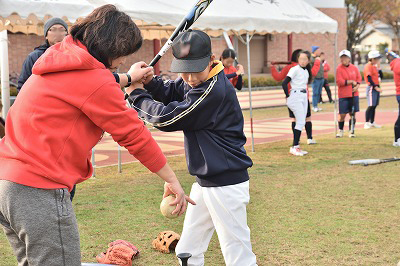 写真：ミートポイントを手で指差し、指導する伊藤選手