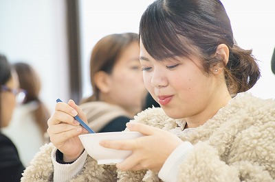 写真：おいしそうに提供された食事を食べる学生