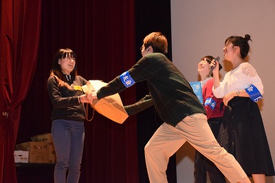 ビンゴ大会でプレゼントをもらう学生