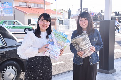 リーフレットを配る学生