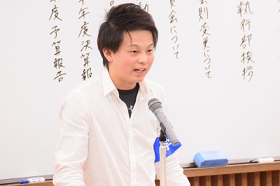学友会長が壇上で話す姿
