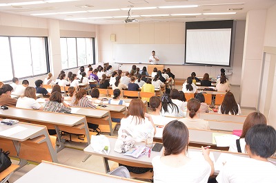 職員が壇上で講義