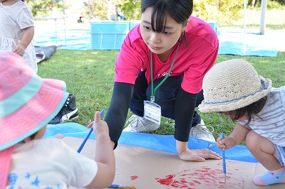 子どもと遊ぶ美作大学生
