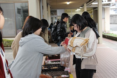 学生が買い物している様子