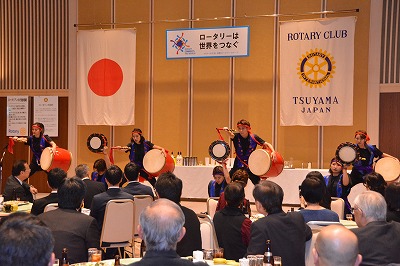 エイサーを披露する学生