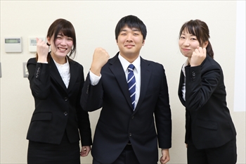 写真：ガッツポーズをする3名の学生