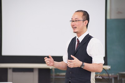 写真：統括指揮をとった岡村先生