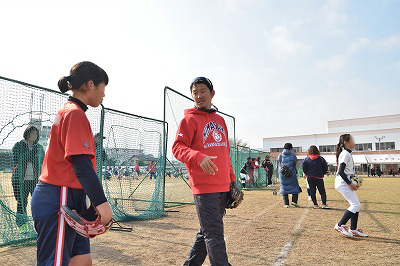 写真：投手講習のひとりひとりに熱心に指導する講師