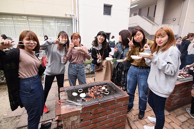 バーベキューを楽しむ学生