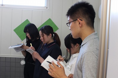施設見学中の学生達の様子
