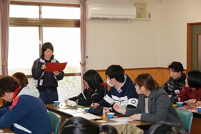 写真：学生たちの前で話す一岡さん