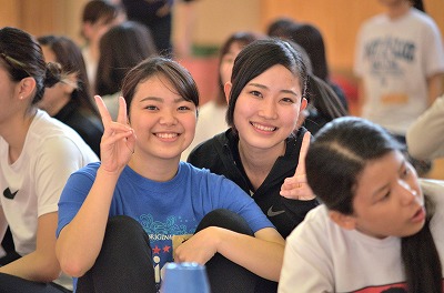 写真：レクリエーション中にポーズを決める学生2人