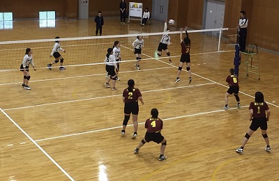 写真：試合の様子。アタックを打つ美作大学の選手