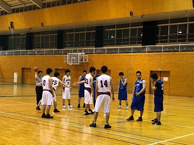 写真：トスアップに向かう両チームの選手たち