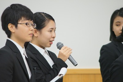 写真：質疑応答に答える学生