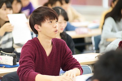 写真：熱心に堀江先生の話を聞く学生