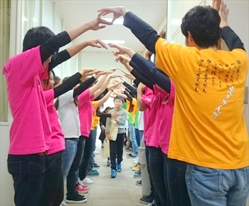 写真：花道を作って参加者を見送る学生たち