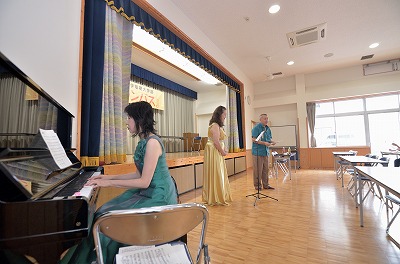 写真：コンサートで演奏する教員、歌をうたう教員、講義をする教員